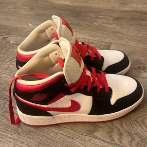 Boys size 6.5Y Nike air Jordan
